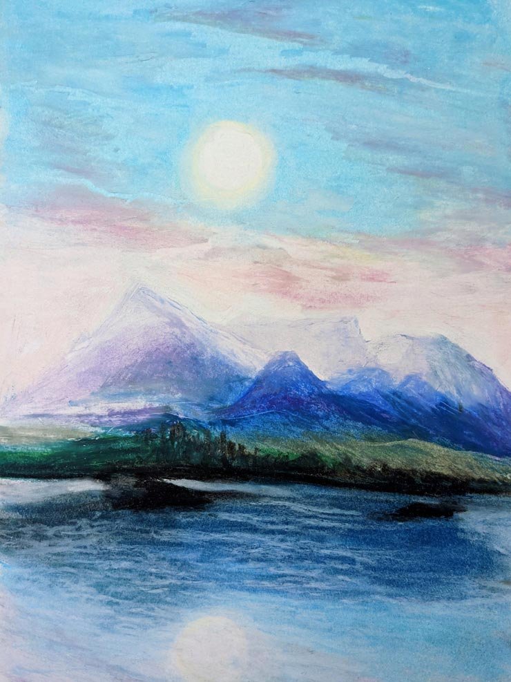 Illustration aux pastels gras dans des tons bleus représentant une chaîne de montagne et un lac au premier plan