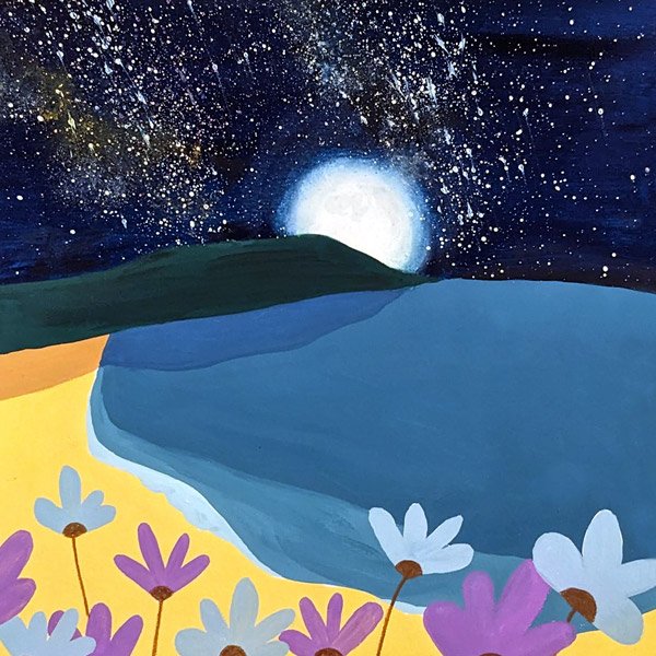 Illustration à la gouache d'une plage de nuit avec la lune qui monte derrière la falaise et un ciel étoilé